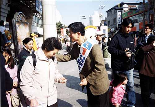 부천역 앞에서 선거운동을 하고 있는 김문수 후보 